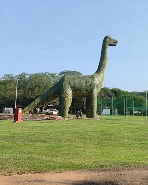 Popular / Artista crea el dino más grande de Paraguay