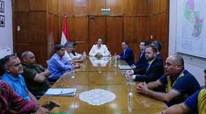 Tras extensa reunión entre ministra y choferes, confían en evitar huelga - Noticiero Paraguay
