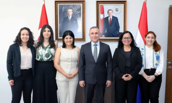Cinco jóvenes paraguayas logran becas Türkiye 2025 para cursar maestrías - OviedoPress
