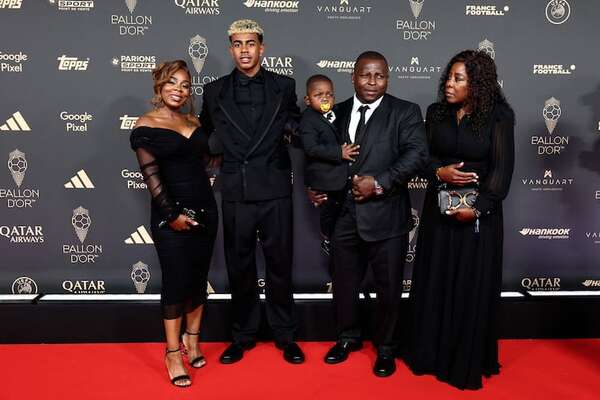 Lamine Yamal se quedó sin Balón de Oro, pero sí con el amor de su familia - Gente - ABC Color