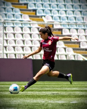 Popular / Pelotera caazapeña brilla en el fútbol femenino en el Perú