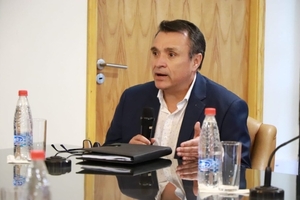 Brindan custodia al periodista Carlos Benítez tras declarar sobre la mafia de los pagarés
