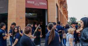 La Nación / Disertaron sobre la iconografía en billetes en el Museo de Economía