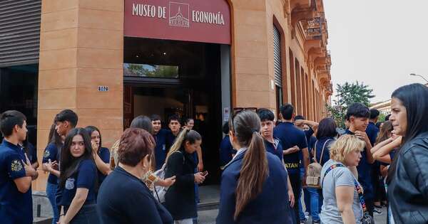 La Nación / Disertaron sobre la iconografía en billetes en el Museo de Economía