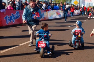 Lanzan tradicional carrera de triciclos en Encarnación