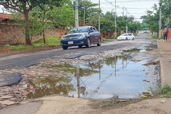 Calles rotas, aguas residuales y basura marcan la vida urbana de Roque Alonso - La Tribuna
