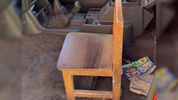 Usó camioneta del mecánico y se encontró con que el asiento era ¡una sillita de madera!