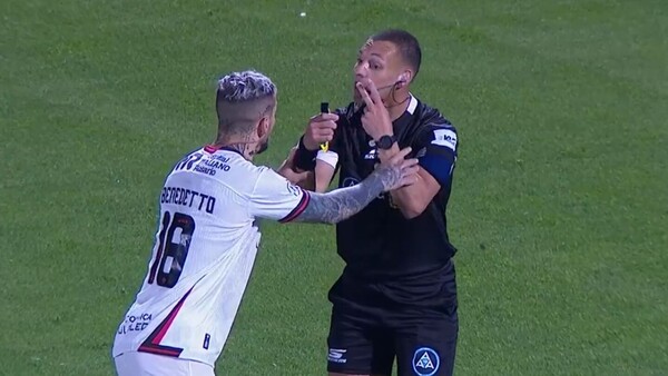 Benedetto chutaba el penal, no le escuchó al árbitro y definió fatal