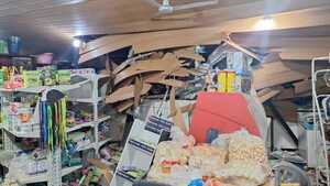 Minibús pierde frenos y atraviesa pared de una despensa en CDE
