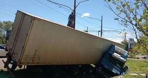Diario HOY | ANDE sanciona con millonaria multa a camionero responsable de caída de postes