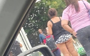 ¡Haihue...! ¡Escándalo se armó por esta "mamá" que se fue así a la escuela!