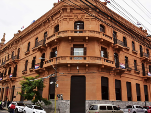 MEF reduce gastos y se declara ejemplo