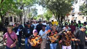 Indígenas piden renuncia de titular del INDI y denuncian prepotencia de Riera