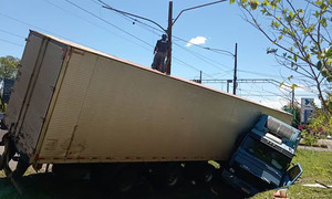 ANDE multa a camionero brasileño por derribo de postes en Hernandarias - OviedoPress