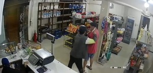 Dos delincuentes asaltan despensa familiar y roban dinero y objetos de valor sentimental