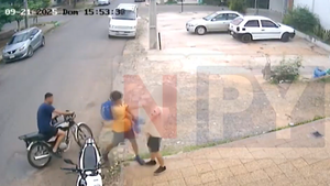 Video: Adolescente sufre agresión al defender a su compañera de un acosador en Caacupé