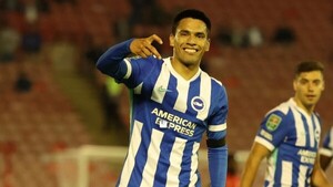 Diego Gómez hace un 'póker' para clasificar al Brighton