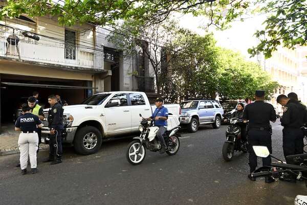 “Motochorros” asaltan a brasileños frente a estudio jurídico de la familia Riera - Policiales - ABC Color