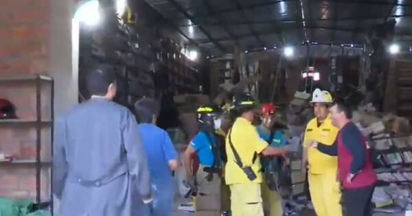 La Nación / Rescatan a trabajador que quedó atrapado tras derrumbe de archivos en Asunción