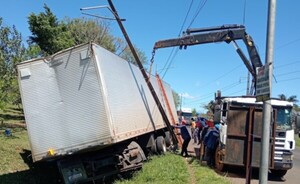 Multan a camionero brasileño tras derribar columnas de la ANDE