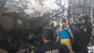 Estantería cede y hombre queda atrapado bajo pilas de papeles