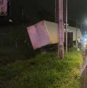 ANDE multa a camionero por derribo de postes en Hernandarias - ADN Digital