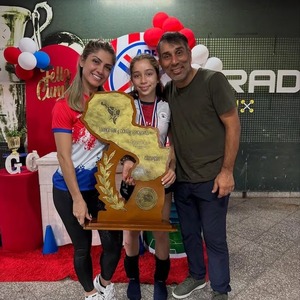 Popular / Orgullosísimos: ¡Hija de Pipino Cuevas y Alicia Ramírez campeona sudamericana en handball!