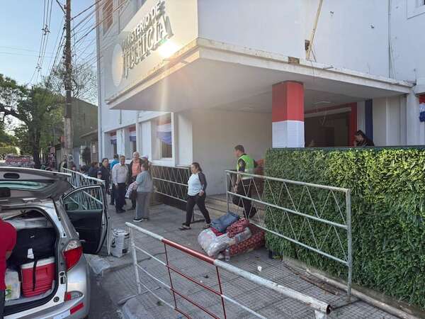 Agentes penitenciarios levantan huelga tras 16 días frente al Ministerio de Justicia - Nacionales - ABC Color