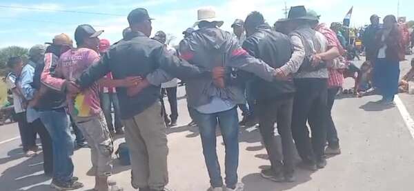 Tras ocho horas y ante la rabia generalizada de los conductores, indígenas liberan la ruta Transchaco - Noticias del Chaco - ABC Color