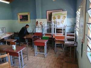 Escuela de Villarrica aún no recibe pupitres de oro de Itaipú y utiliza muebles retirados  - Nacionales - ABC Color