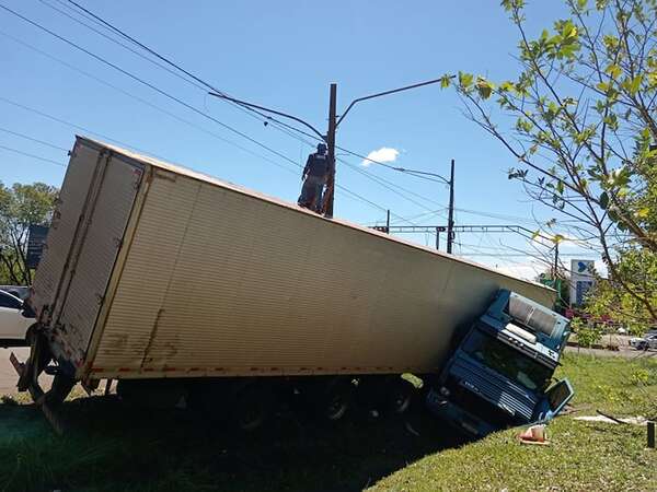 ANDE exige G. 17 millones por dos columnas derribadas en accidente de tránsito - Economía - ABC Color