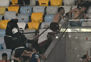 Versus / Otro enfrentamiento entre policías e hinchas visitantes en Brasil
