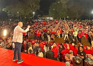 Multitudinario acto de apoyo de disidencia colorada a Roberto González Vaesken | DIARIO PRIMERA PLANA