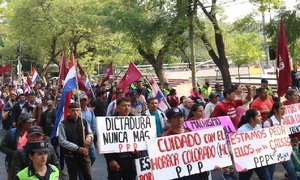 Movilización juvenil frente al Congreso genera preocupación entre cartistas - OviedoPress