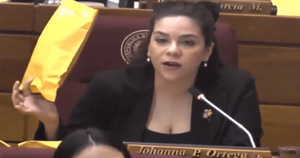 Johana Ortega llevó "sobres de dinero" a la sesión de Diputados como denuncia simbólica