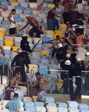 Policía brasileña arremetió, esta vez contra hinchas de Lanús en el Maracaná