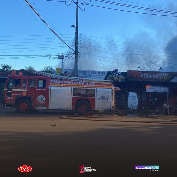 INCENDIO CONSUME LOCAL DE REPUESTOS PARA MOTOS EN EL BARRIO ARROYO PORÁ DE CAMBYRETA - «TVS DIGITAL»