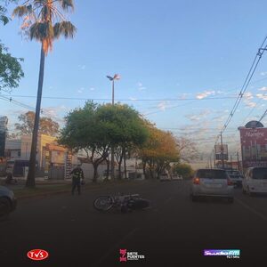 COLISIÓN EN AVENIDA IRRAZÁBAL DEJA A AGENTE DE LA PMT HERIDA - «TVS DIGITAL»