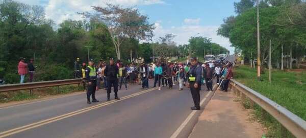 Los bloqueos en el tránsito a causa de la protesta indígena - Nacionales - ABC Color