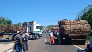 Cañicultores siguen con bloqueo de ruta ante impasse con Petropar