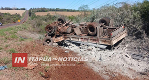 CAMIÓN VOLCÓ EN NARANJITO TRAS REVENTARSE UN NEUMÁTICO