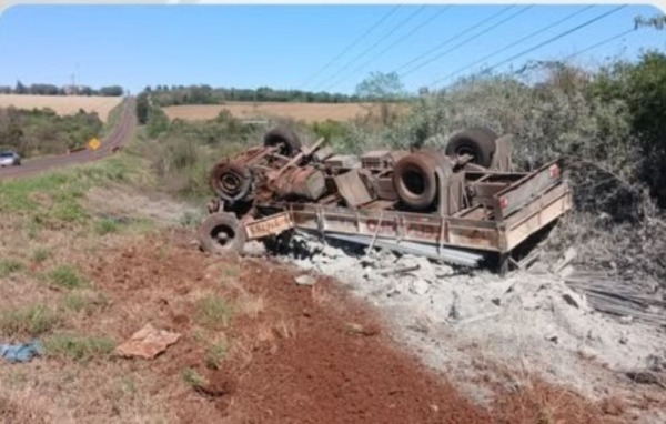 Camión volcó en Naranjito debido al reventón de un neumático