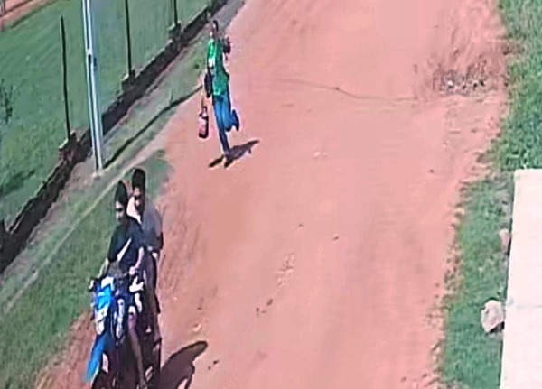 Motochorros asaltaron a una docente en Luque •