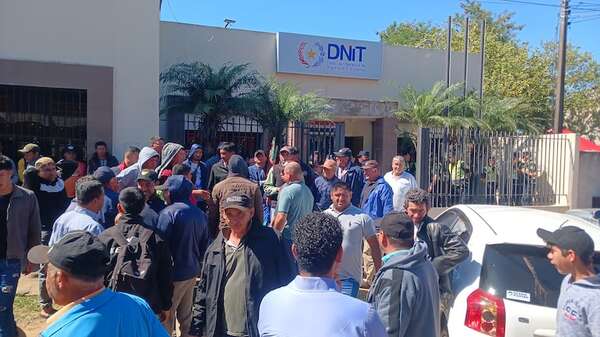 Coronel Oviedo: productores se manifiestan para denunciar supuesta persecución de la DNIT - Nacionales - ABC Color