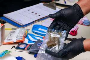 Alerta aeropuerto: detectan marihuana “premium” oculta entre medias en encomiendas aéreas - Nacionales - ABC Color