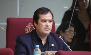 Rodrigo Gamarra presume títulos, pero un grosero error desata sospechas de que sea falso - OviedoPress