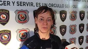 Brasileña atacó con cuchillos a comisario en pleno procedimiento