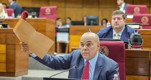 Diario HOY | Senador muestra “los sobres que no molestan” y la mochila de Cucho
