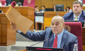 Basilio Núñez exhibe “sobres que no molestan” y cuestiona cobertura mediática - OviedoPress