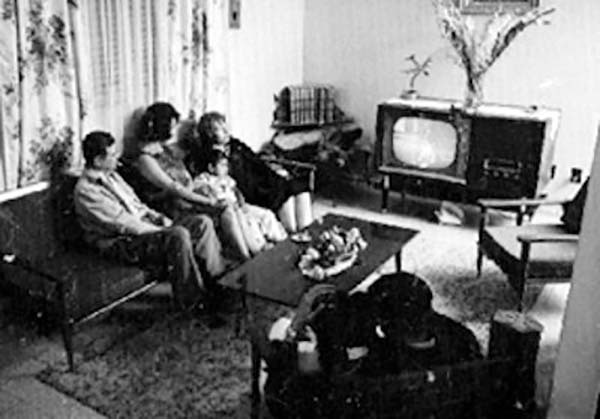 Cuando murió la TV: del reloj familiar al caos de las pantalla - El Trueno